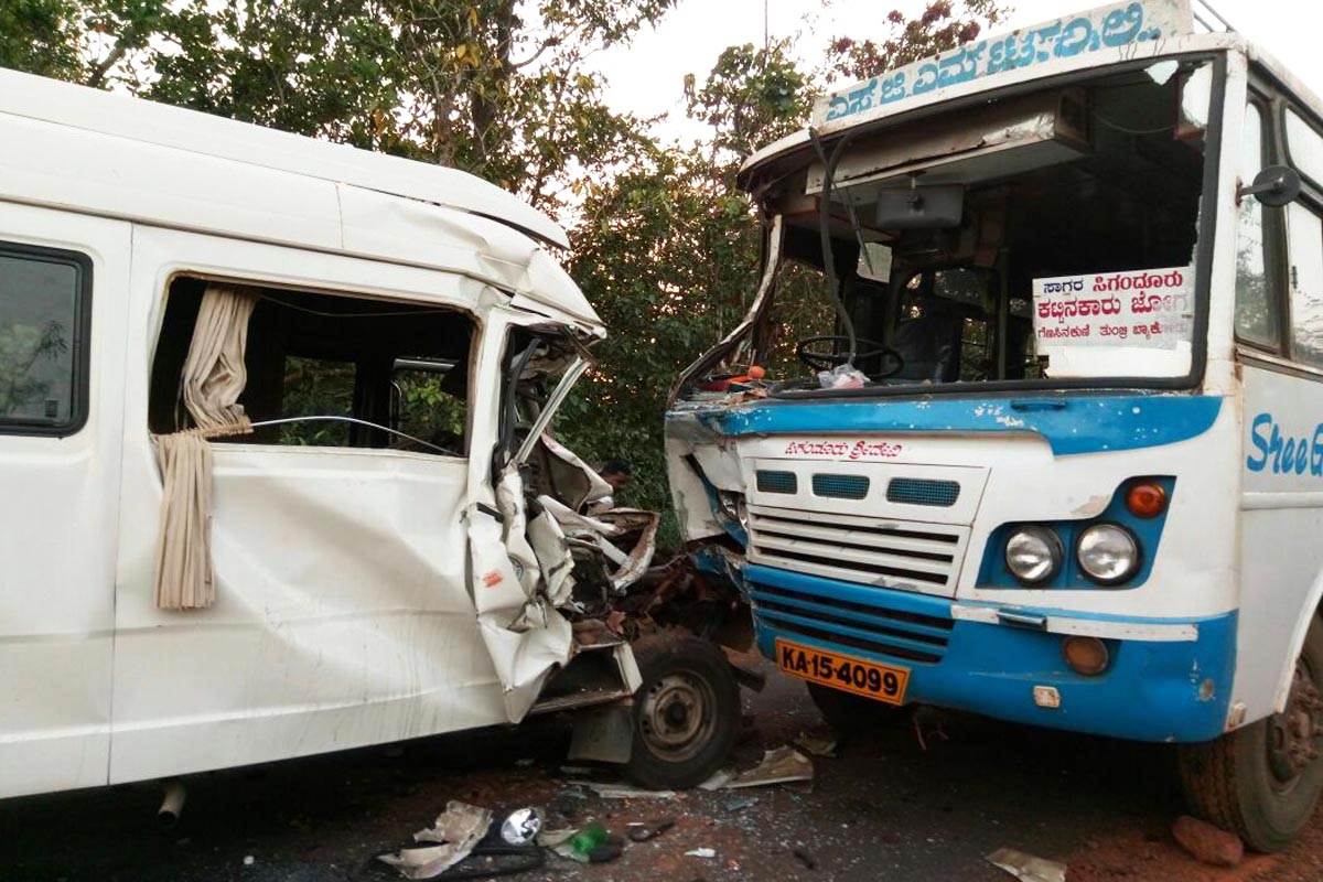 ​ ಟೆಂಪೊ-ಬಸ್ ಮುಖಾಮುಖಿ ಢಿಕ್ಕಿ